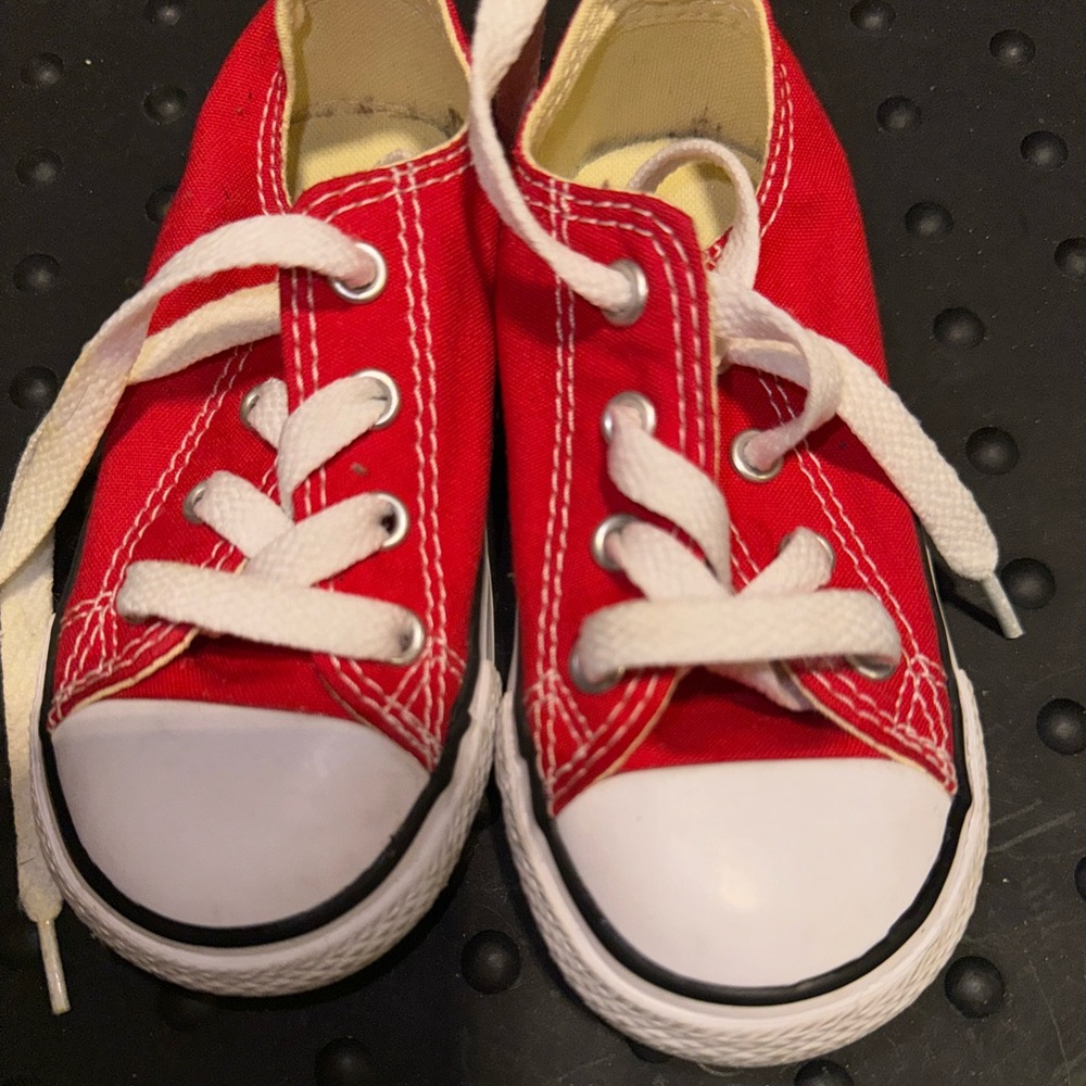 Red converse 7C